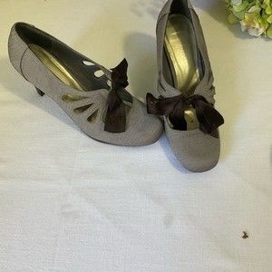 Ann Marino Ribbon Tie Heels Sze 7.5
